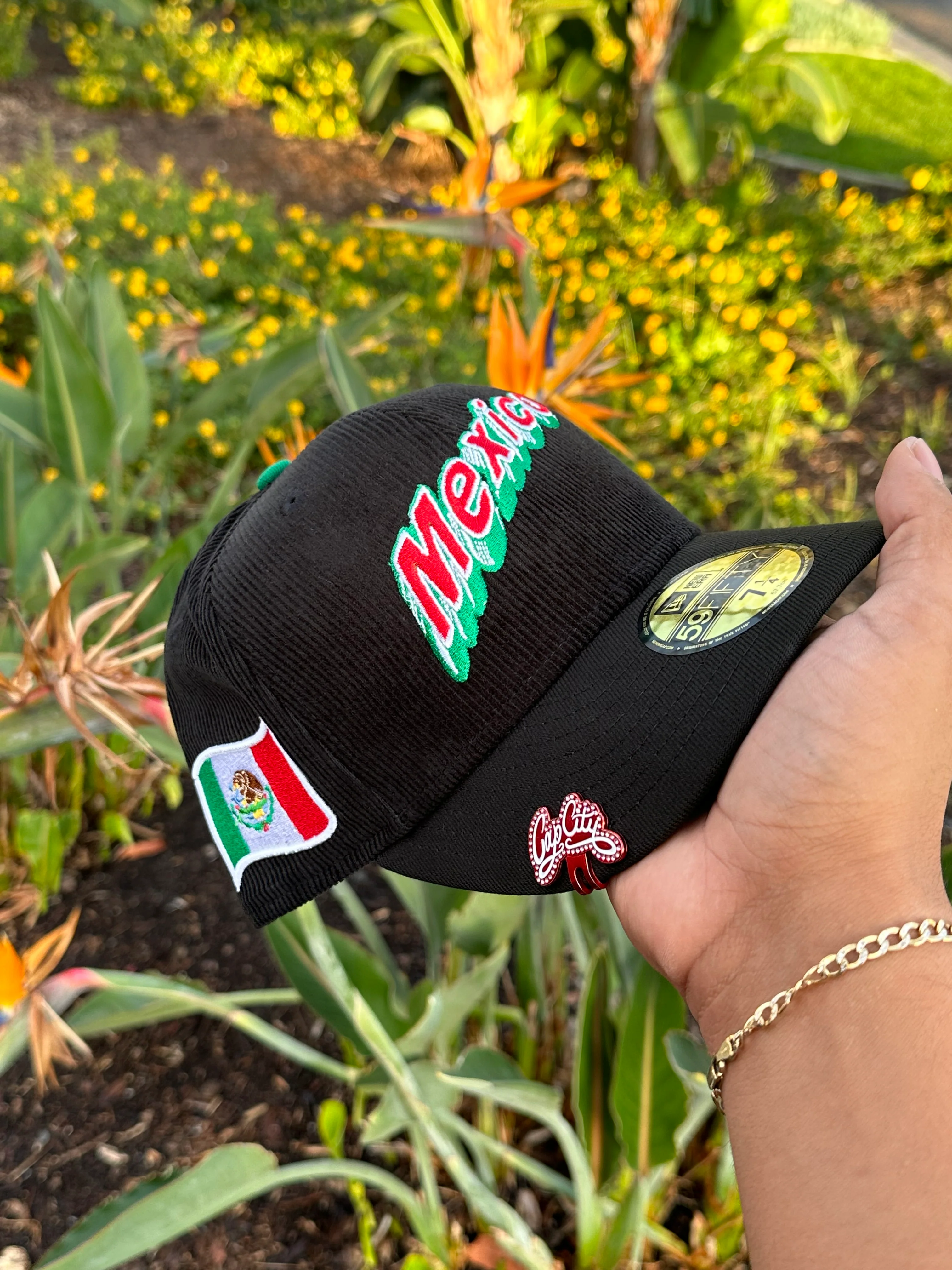 NEW ERA EXCLUSIVE 59FIFTY CORDUROY/BLACK MEXICO TWO TONE W/ MEXICO FLAG SIDE PATCH - Image 3