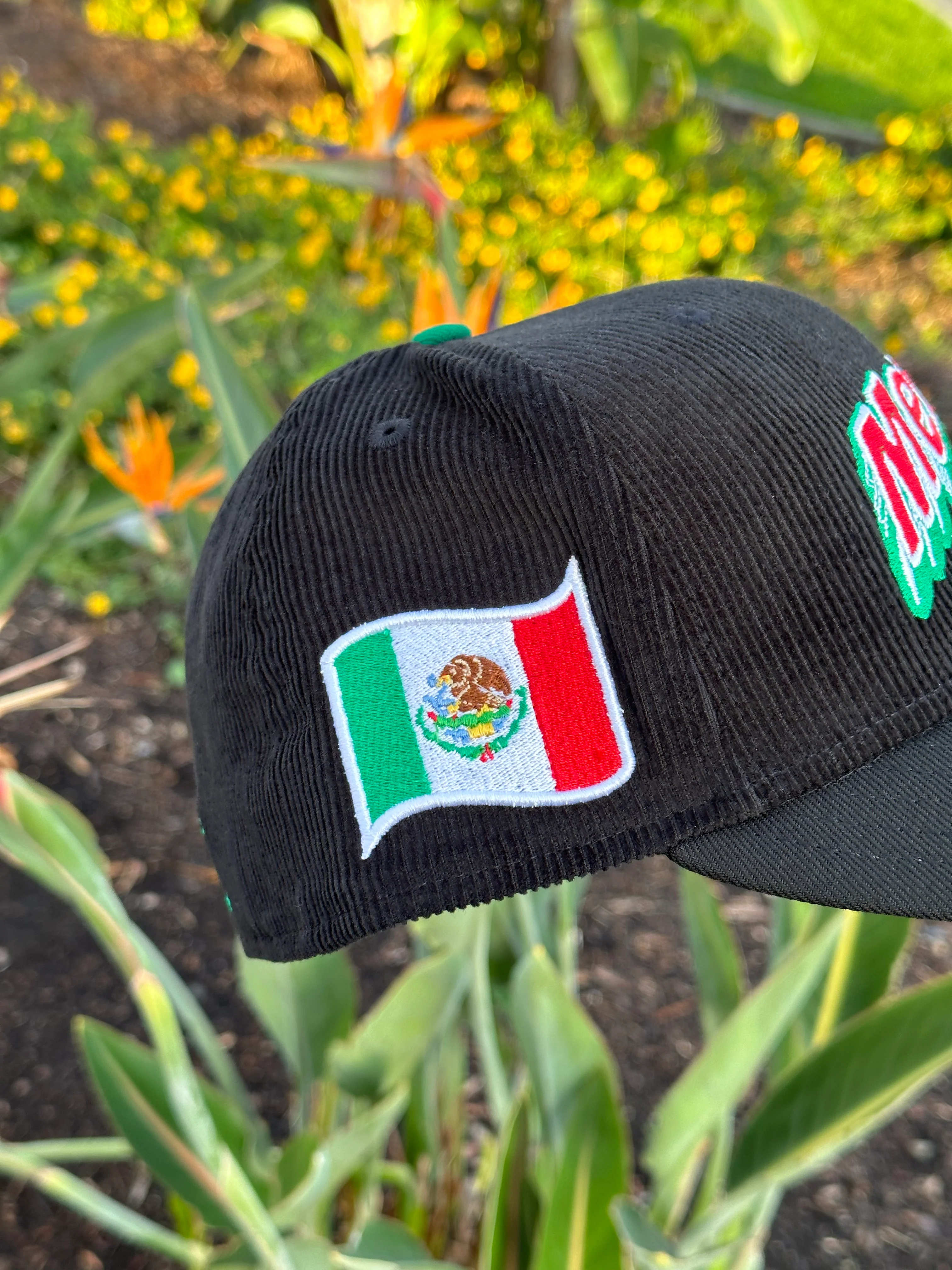 NEW ERA EXCLUSIVE 59FIFTY CORDUROY/BLACK MEXICO TWO TONE W/ MEXICO FLAG SIDE PATCH - Image 4