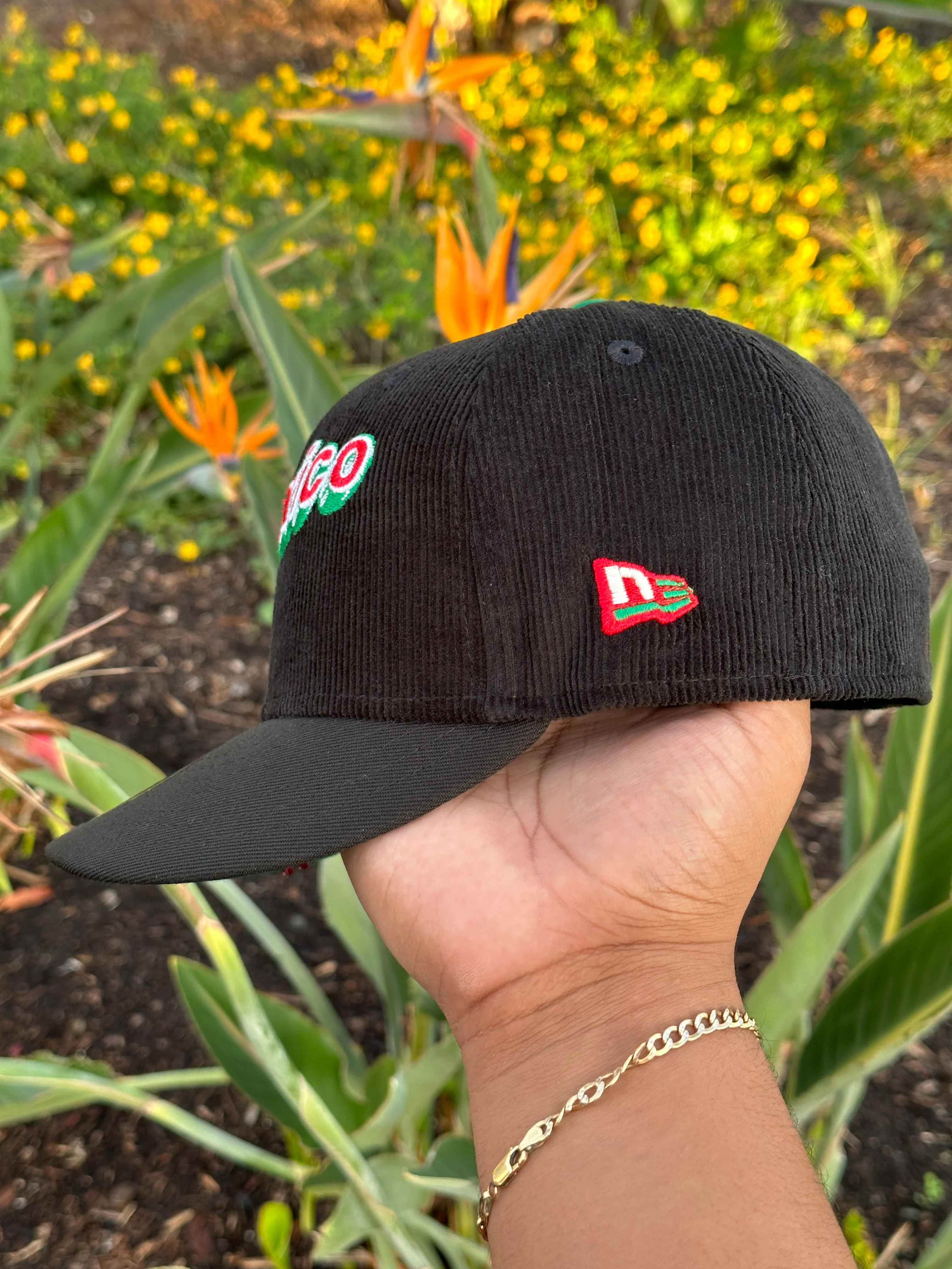 NEW ERA EXCLUSIVE 59FIFTY CORDUROY/BLACK MEXICO TWO TONE W/ MEXICO FLAG SIDE PATCH - Image 5