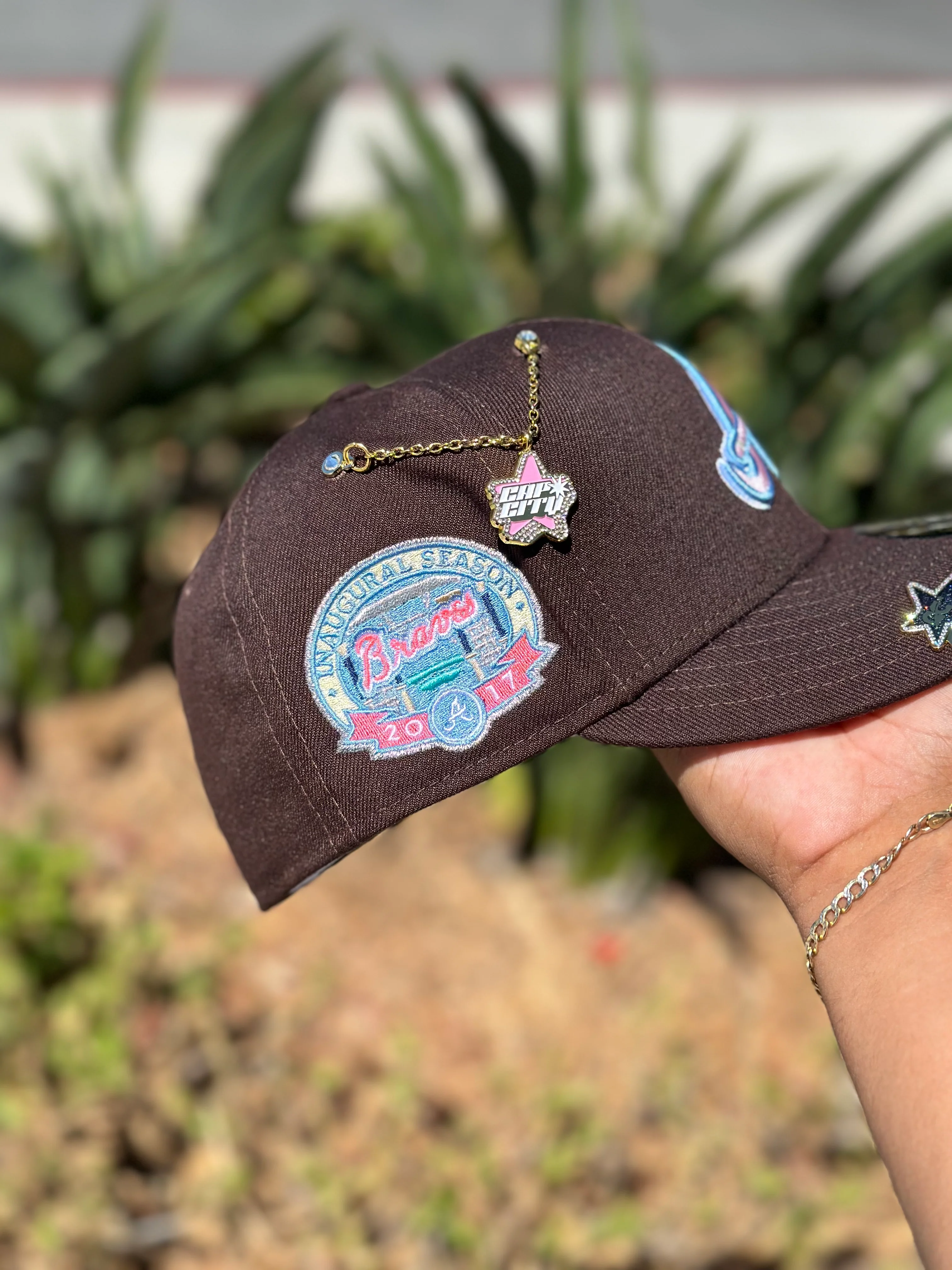 NEW ERA 59FIFTY DARK BROWN ATLANTA BRAVES W/ 2017 INAUGURAL SEASON SIDE PATCH - Image 3