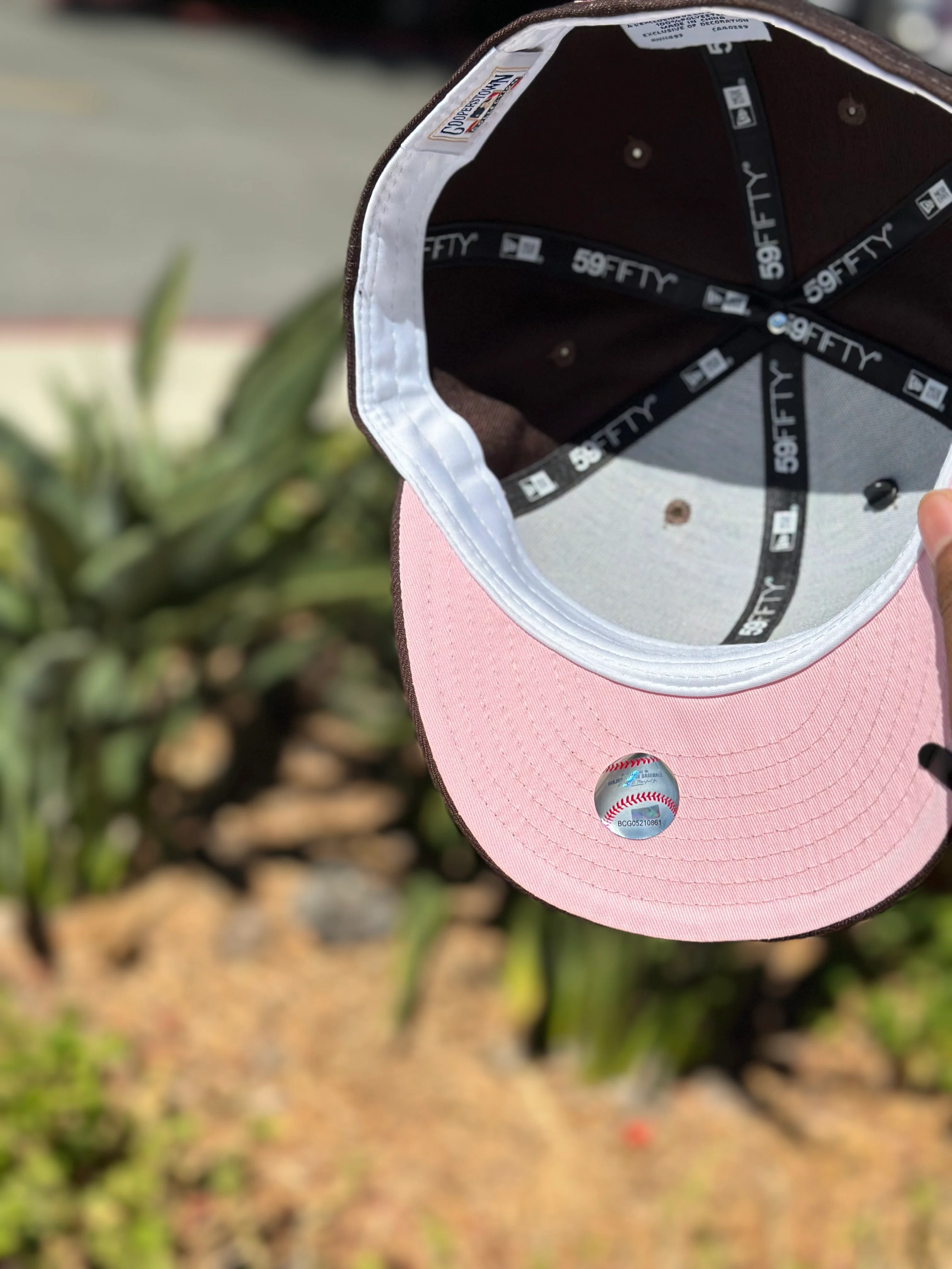 NEW ERA 59FIFTY DARK BROWN ATLANTA BRAVES W/ 2017 INAUGURAL SEASON SIDE PATCH - Image 5