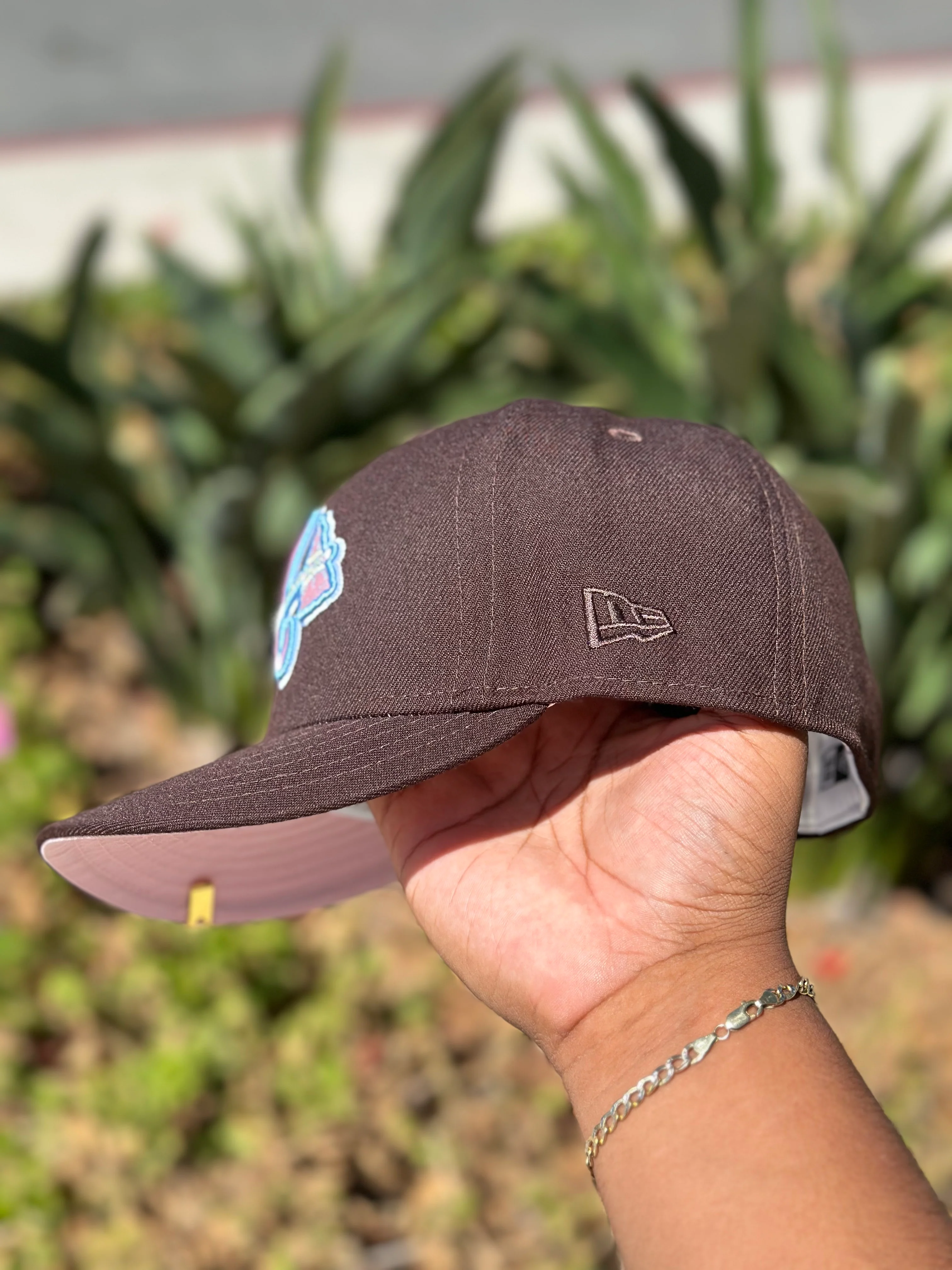 NEW ERA 59FIFTY DARK BROWN ATLANTA BRAVES W/ 2017 INAUGURAL SEASON SIDE PATCH - Image 6