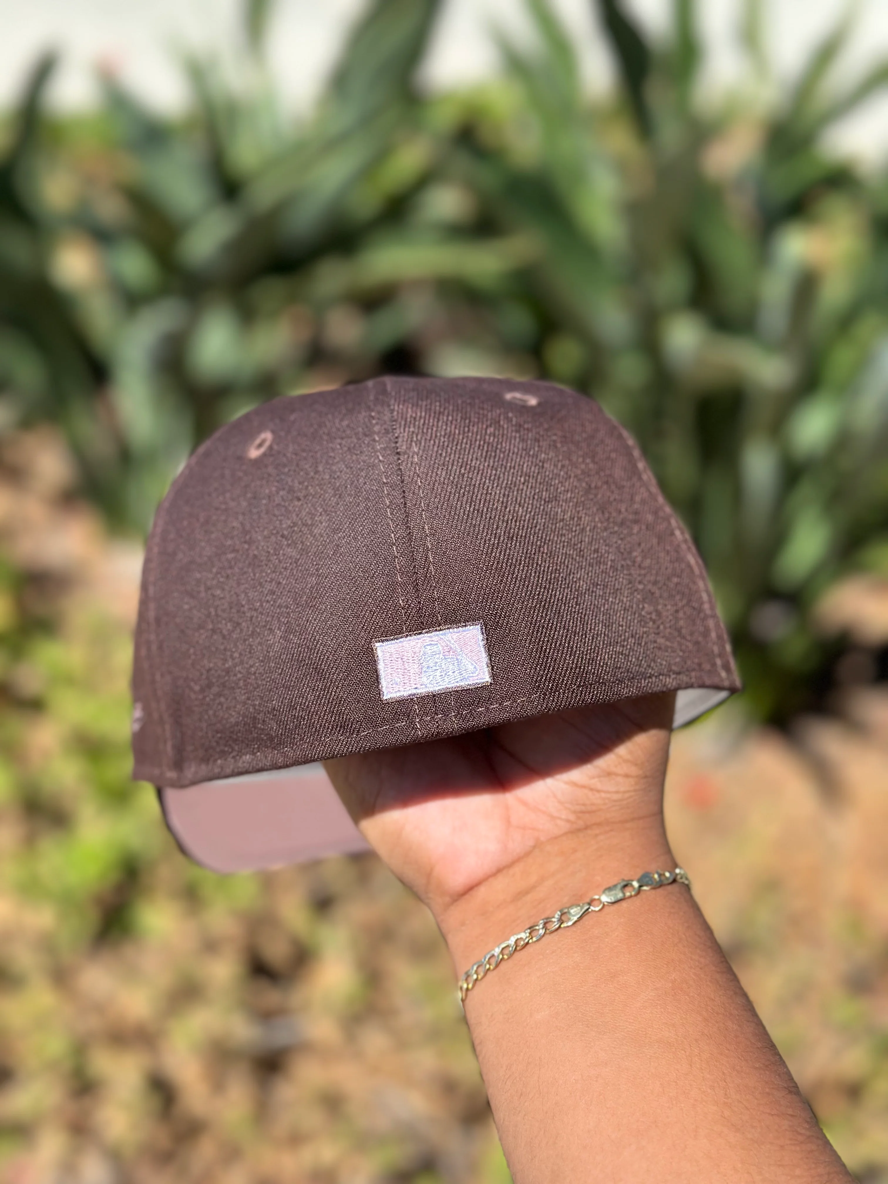 NEW ERA 59FIFTY DARK BROWN ATLANTA BRAVES W/ 2017 INAUGURAL SEASON SIDE PATCH - Image 7