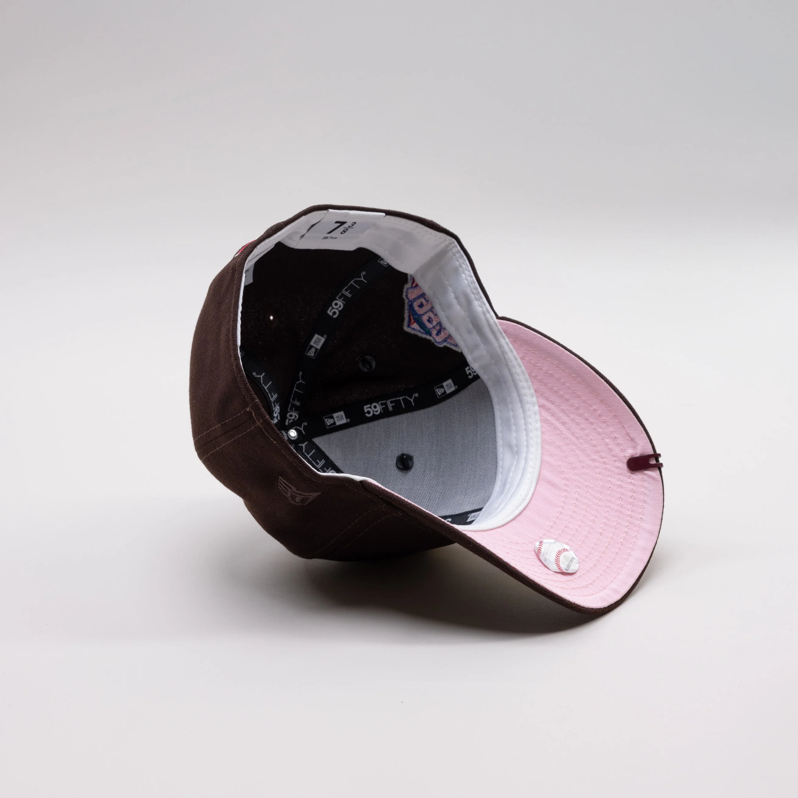 NEW ERA EXCLUSIVE 59FIFTY DARK BROWN NEW YORK YANKEES W/ 1999 WORLD SERIES SIDE PATCH - Image 4