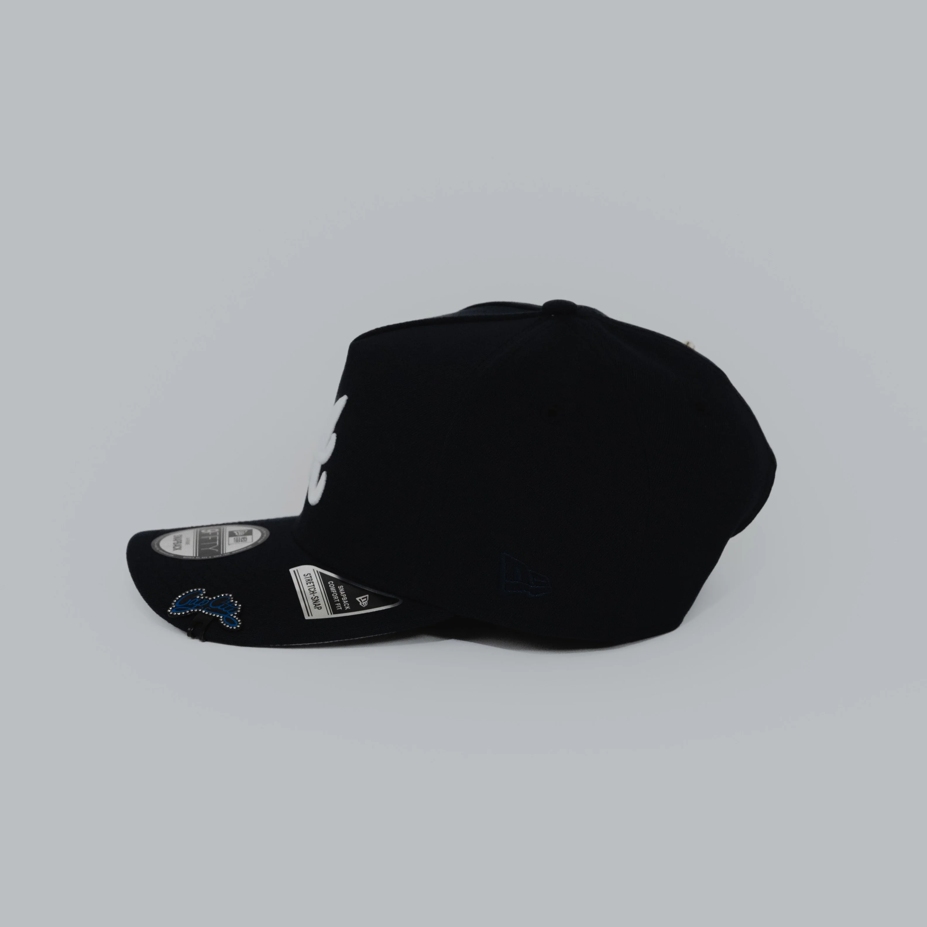 NEW ERA EXCLUSIVE 9FIFTY A-FRAME NAVY ATLANTA BRAVES SNAPBACK W/ 1999 WORLD SERIES SIDE PATCH - Image 3