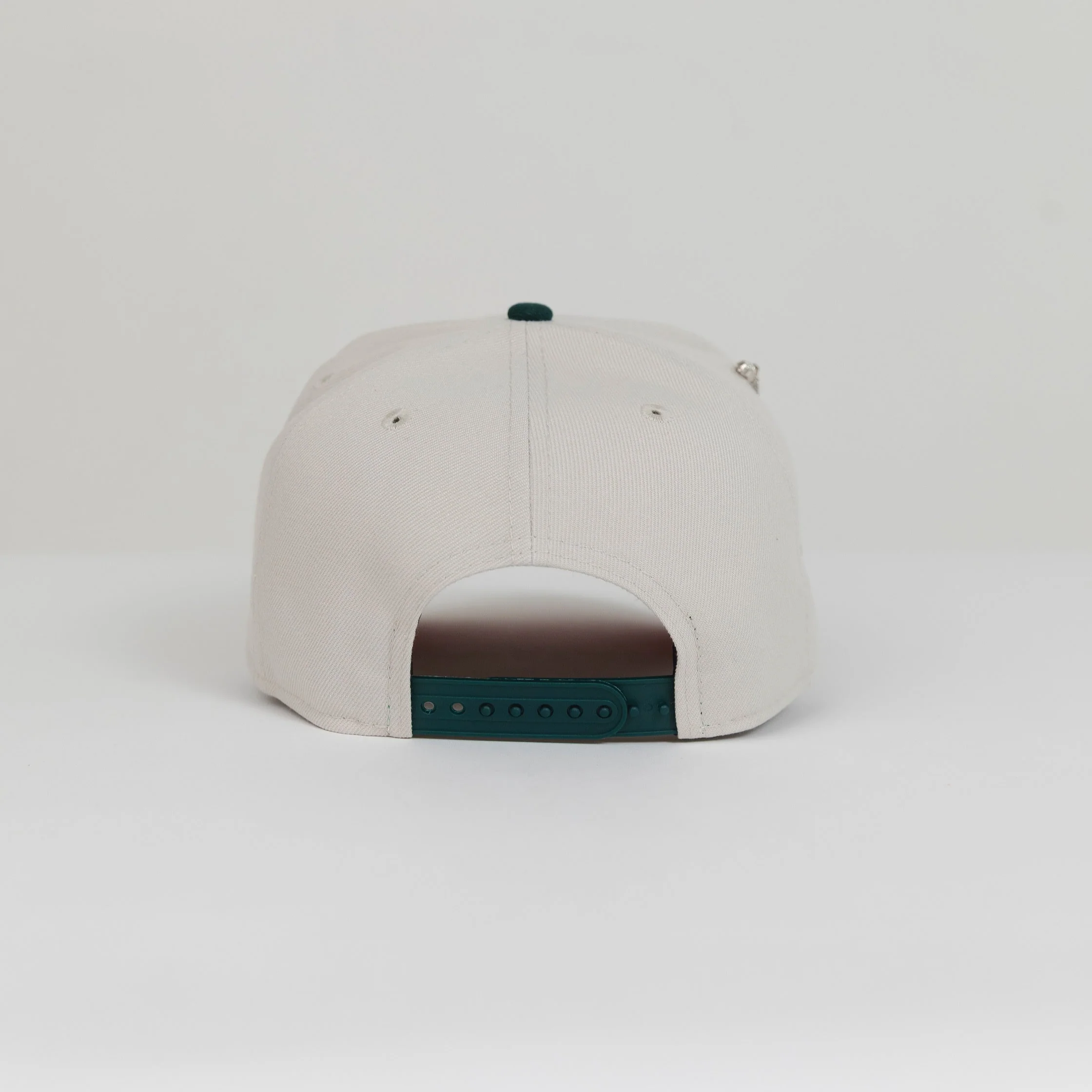 NEW ERA EXCLUSIVE 9FIFTY STONE GREY/ PINE GREEN CHICAGO WHITE SOX SNAPBACK W/ COMISKEY PARK SIDE PATCH - Image 3